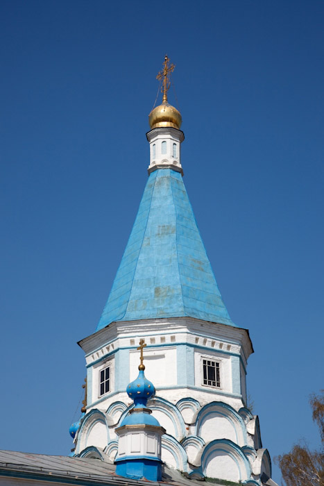 Что такое шатровый храм. 125 0011822b. Что такое шатровый храм фото. Что такое шатровый храм-125 0011822b. картинка Что такое шатровый храм. картинка 125 0011822b. Шатровые храмы при грандиозной внешней составляющей несли на себе и глубокую смысловую нагрузку. Символические значения храмов осмысливаются и понимаются учеными по-разному. Например, считается, что шатровый храм представляет собой архитектурную модель пути к Небесному Царствию и является местом соединения земного квадрата (символа тварного мира) с небесным кругом (символом вечности).